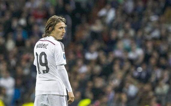 字母哥1断1帽拒绝湖人逆转，詹皇准三双成空砍，东契奇25中8致命6犯离场